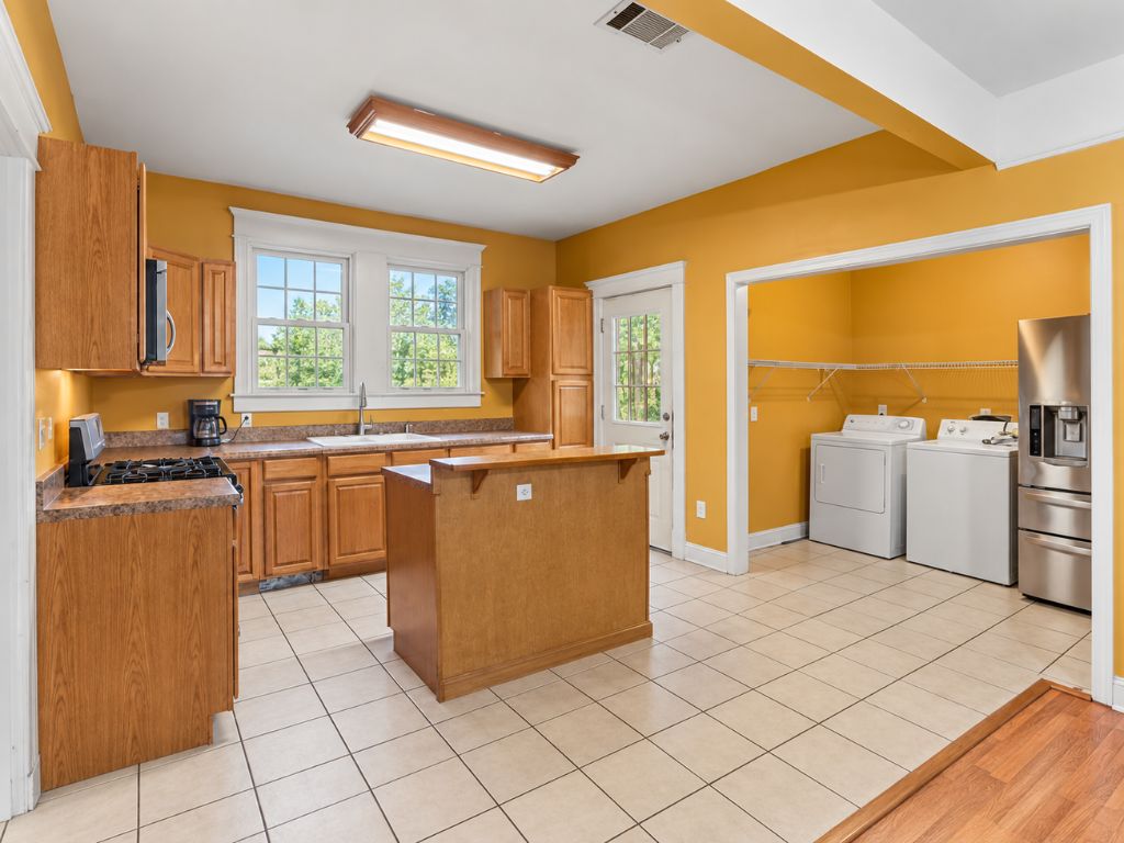 9411 Stroelitz Street property photo 8